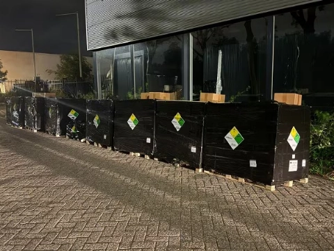 Drugsdeal leidt politie naar loods met ruim 4700 lachgasflessen