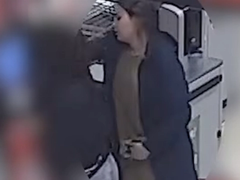 Ruzie bij zelfscankassa loopt uit op mishandeling, politie zoekt lichtgetinte vrouw