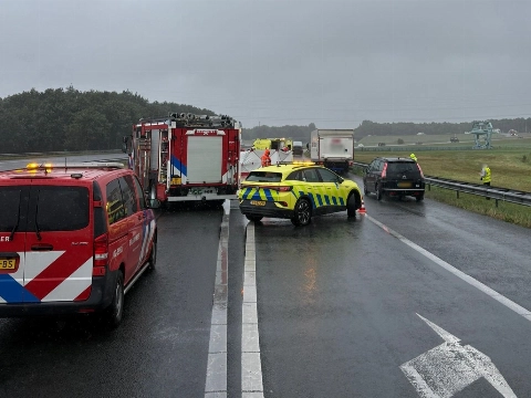 Auto over de kop na botsing op A7, bestuurster naar ziekenhuis