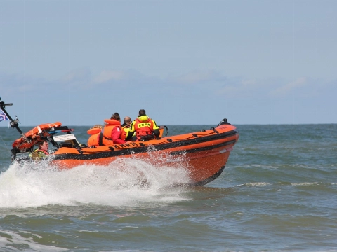Windsurfer (76) overleden na zoekactie voor kust van Noordwijk