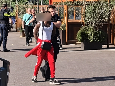 Man op klaarlichte dag doodgeschoten op terras bij NDSM-pont in Amsterdam-Noord; verdachte aangehouden
