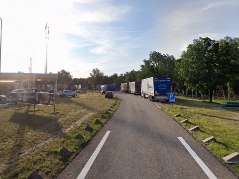Vrachtwagen boort zich in geparkeerde truck bij Shell Arnhem