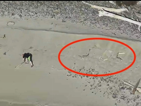 Toeristen willen perfecte plaatje op Lost Boy Beach maar komen vast te zitten