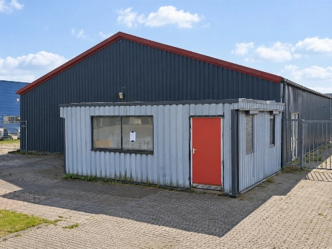 Eigenaar sloopt gekraakt pand terwijl krakers binnen zijn