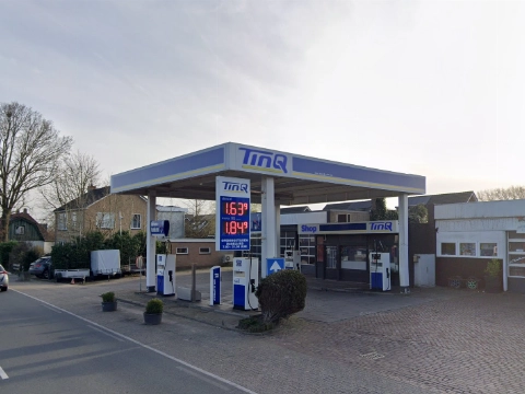 Inzittende overleden na crash tegen tankstation in Hoorn
