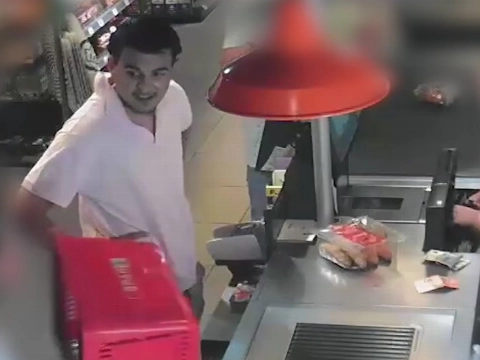 Man steelt 450 euro uit supermarktkassa met razendsnelle wisseltruc