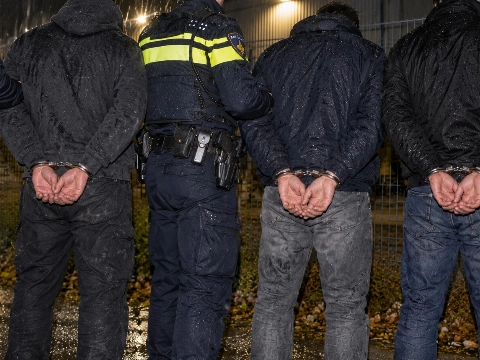 Drie mannen achter hek opgepakt bij maker van brandweerapparatuur in Raamsdonksveer