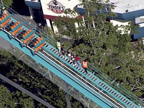 Man (42) valt uit achtbaan en overlijdt: Six Flags sluit negen andere achtbanen
