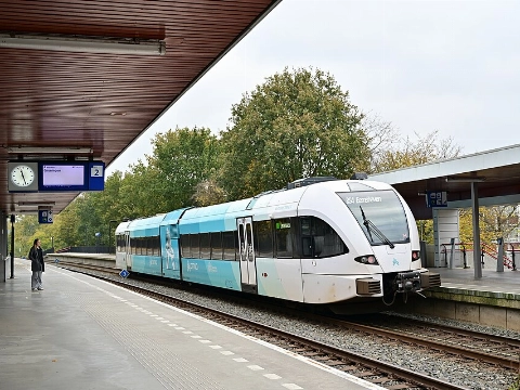 Vrouw bevalt in gangpad van rijdende trein in Groningen