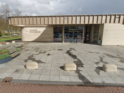Zwembad ontruimd na chloorlekkage, monteur naar ziekenhuis