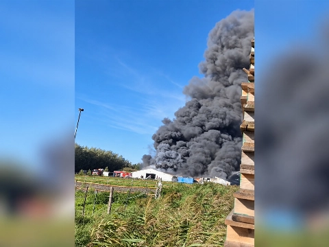 Zeer grote brand in loods Aalsmeer, zwarte rook tot ver in de omtrek zichtbaar