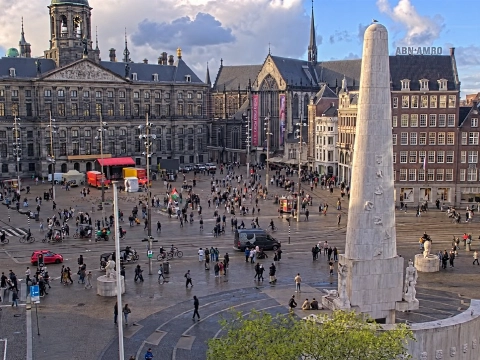 Hamas-spandoek en ‘Hup Hamas’-bandana’s bij demonstratie op Amsterdamse Dam