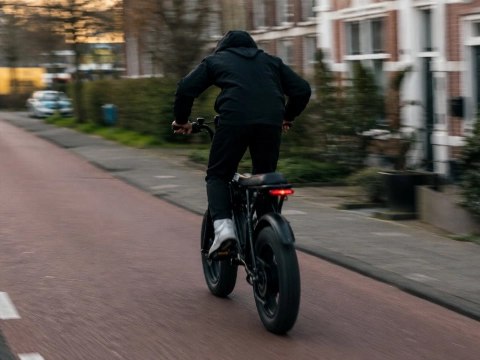 Fatbiker (14) rijdt zonder licht en blijkt groot mes en drugs bij zich te hebben