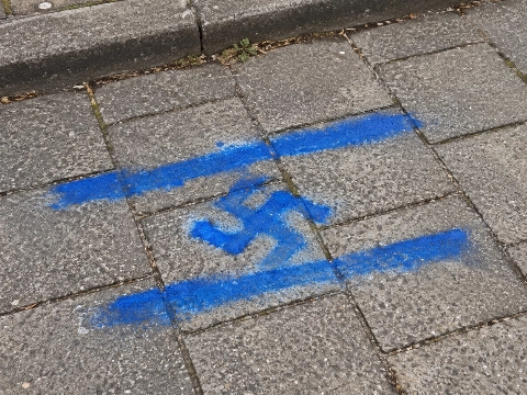 Israëlische vlaggen met hakenkruisen in Nieuw-Lekkerland: gemeente doet aangifte