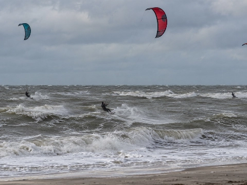Kitesurfer bij Scheveningen nog vermist, zoektocht gaat maandag verder