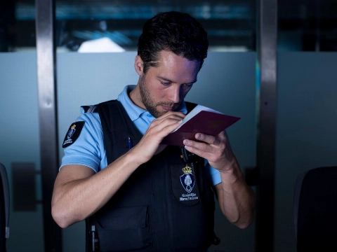 Tot anderhalf uur wachten op Schiphol door storing paspoortpoortjes