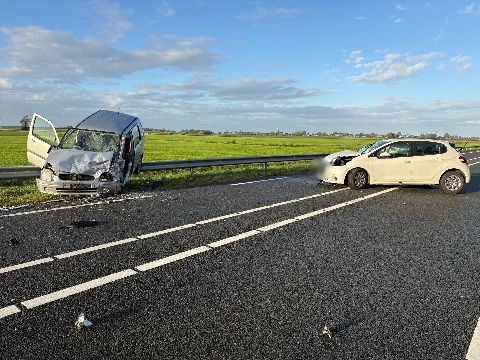 Vier gewonden bij frontale botsing op N99, auto belandt op vangrail