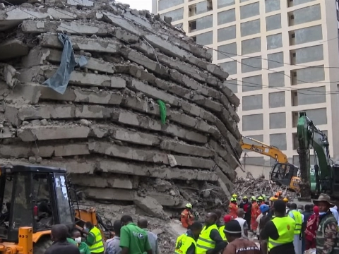 Hoogbouw stort in Nairobi in: vrouw gered, vrees voor mensen onder puin