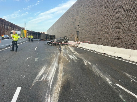 A9 bij Amstelveen urenlang dicht na botsing met gekantelde vrachtwagen