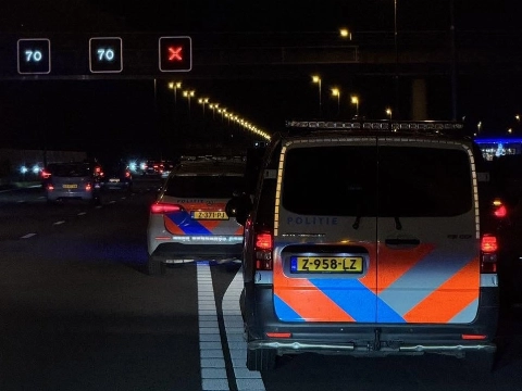Motorblok uit auto geslingerd bij ongeval op A2, bestuurder zwaargewond