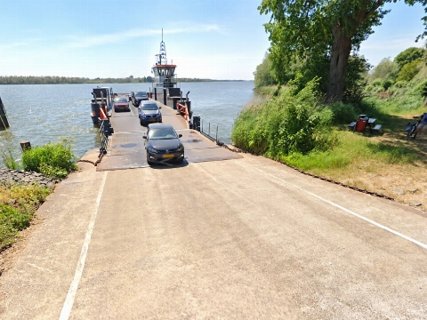 Man (63) overleden na auto te water bij veerpont in Dordrecht