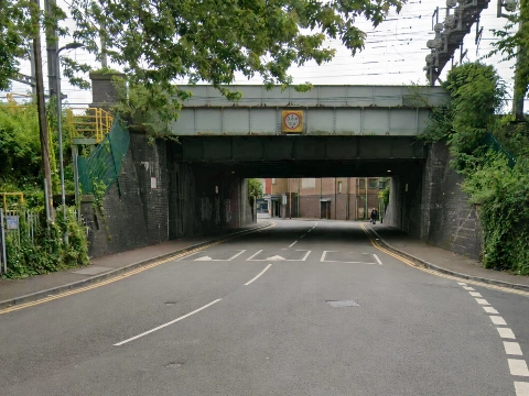 Schoolbus botst tegen spoorbrug in Wales: drie kinderen naar ziekenhuis