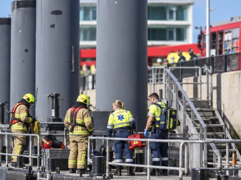 Hoogwerker belandt in water bij sluizen Terneuzen, één persoon gered