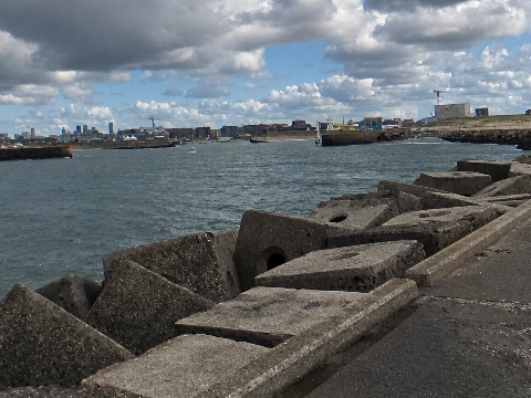 Zoektocht bij Scheveningen hervat, hoge golven houden duikers aan de kant
