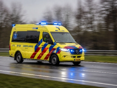 Auto vliegt in brand na botsing met touringcar: één dode
