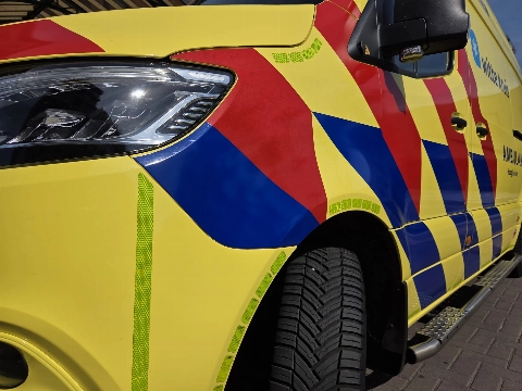 Fietsster zwaargewond na aanrijding met vrachtwagen