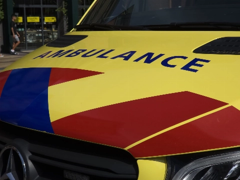 Peuter overlijdt na aanrijding met bezorgbus