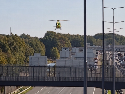 Dode en twee zwaargewonden bij botsing op A16, weg richting Rotterdam deels dicht