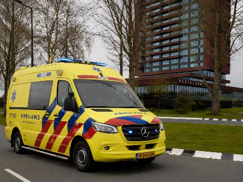 Vrouw naar ziekenhuis na botsing bij snelwegafrit