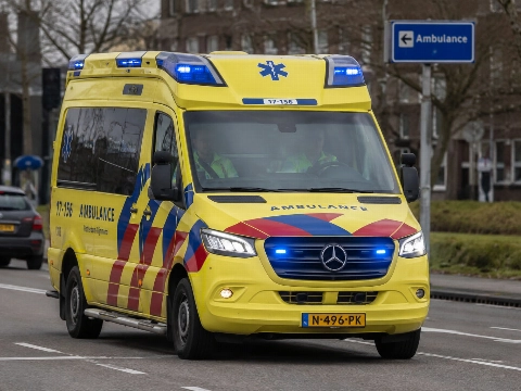 Auto rijdt door rood en botst hard op stadsbus, twee gewonden