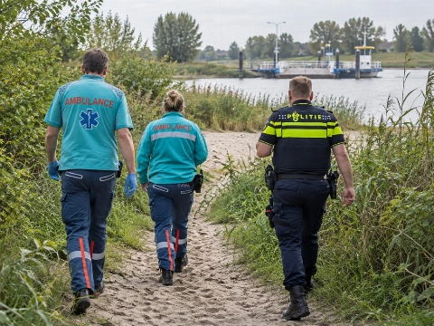Vermiste vrouw levend gevonden bij pont Streefkerk, auto uit Lek gehaald