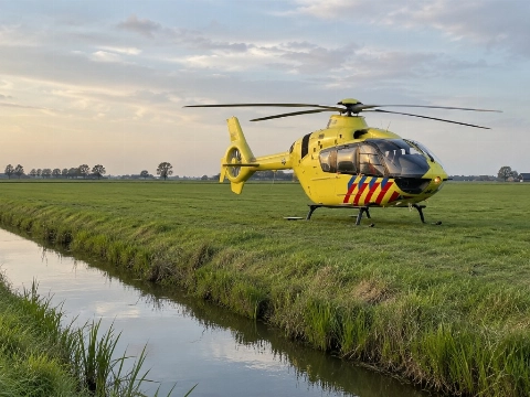 Brandweer bevrijdt bestuurder uit auto na botsing in Ursem