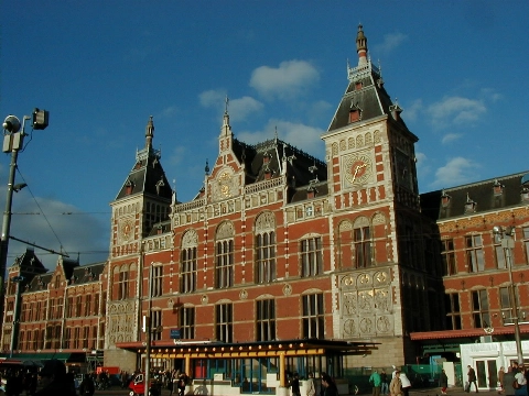 Verdacht pakketje op Amsterdam CS, treinverkeer ligt stil