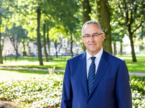 Burgemeester Aboutaleb spreekt de avondklokrelschoppers toe