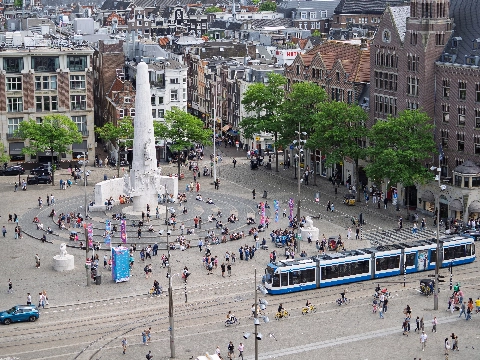 Nationaal Monument opnieuw beklad, politie grijpt direct in