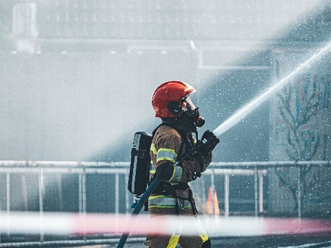 Appartement verwoest door grote brand en explosie, complex ontruimd