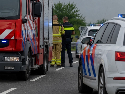 Tankwagen kantelt en auto slaat over de kop op A15, automobilist gewond