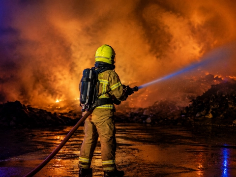 Meubelmakerij volledig verwoest en ingestort bij grote brand