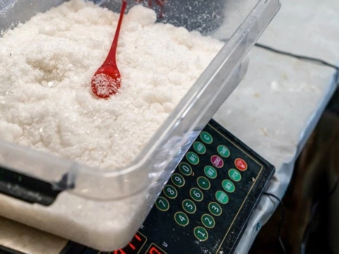 Politie ziet drugsdeal en vindt ruim 160 kilo harddrugs in woning