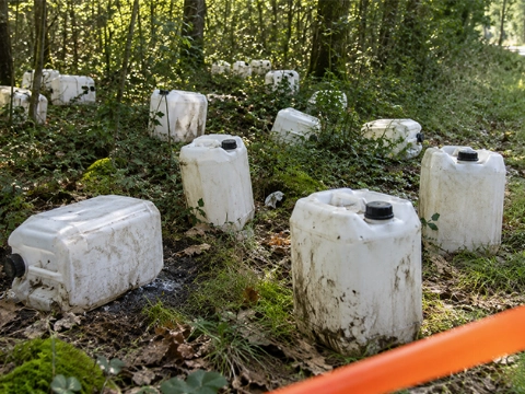 Achttien vaten met mogelijk drugsafval gedumpt in Baarle-Nassau