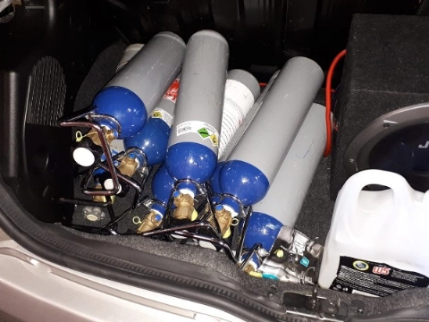 Automobilist gearresteerd met acht cilinders lachgas