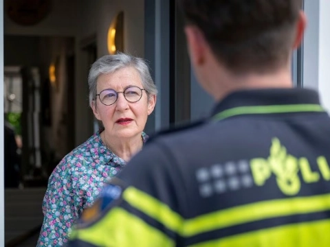 Buren steken stokje voor babbeltruc bij ouder stel in Nijkerk