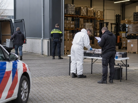 Ruim 700 kilo drugs en 250 kilo MDMA-grondstoffen gevonden in loods in Oostrum