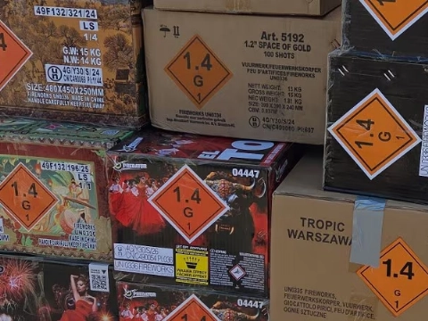 Duizenden kilo’s vuurwerk in beslag genomen in Lelystad en Kapel-Avezaath