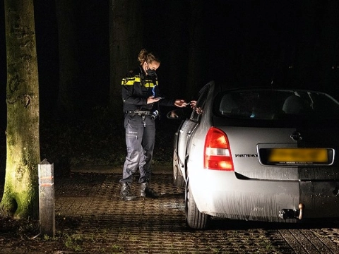 Politie beëindigt illegaal feest, bekeurt feestgangers en houdt vrouw aan