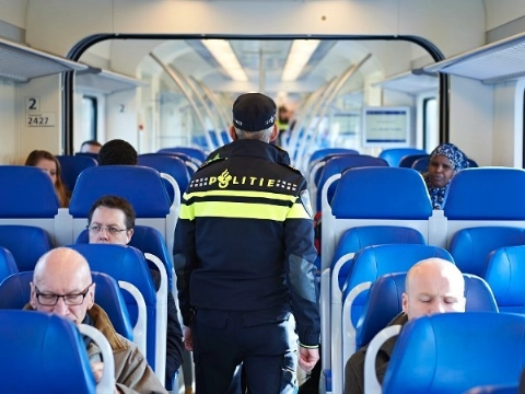 Meisje aangerand in trein, politie zoekt getuigen